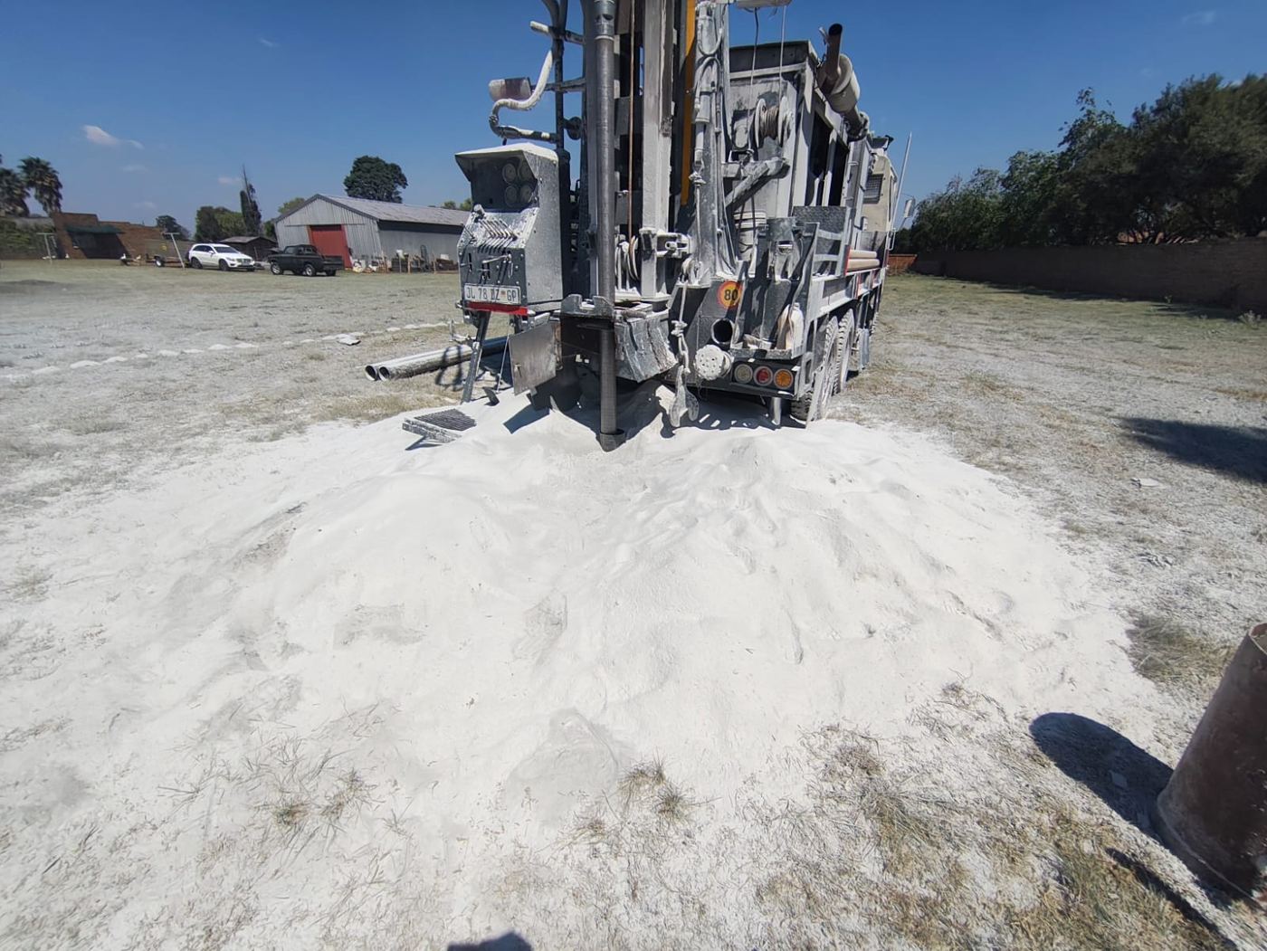 Drill head above white flushing sand